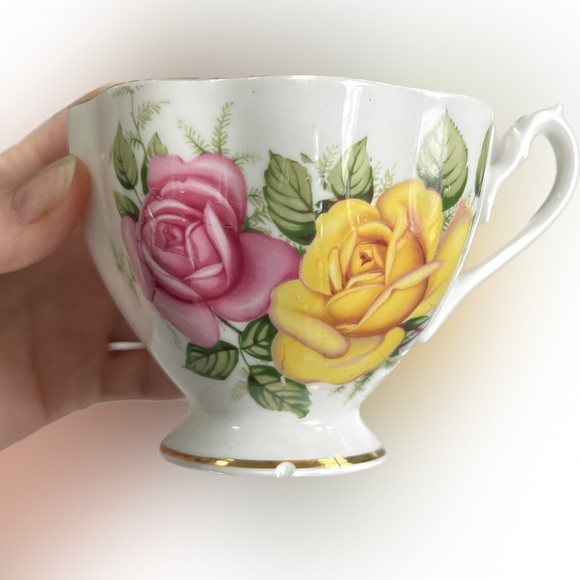 🎈2/$30 - QUEEN ANNE Fine Bone China Teacup & Saucer Set - Made in England. - Picture 3 of 6